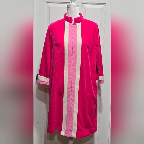 Vanity Fair Other - Vintage 70s Vanity Fair Fleece Hot Pink White & Light Pink Robe Housecoat